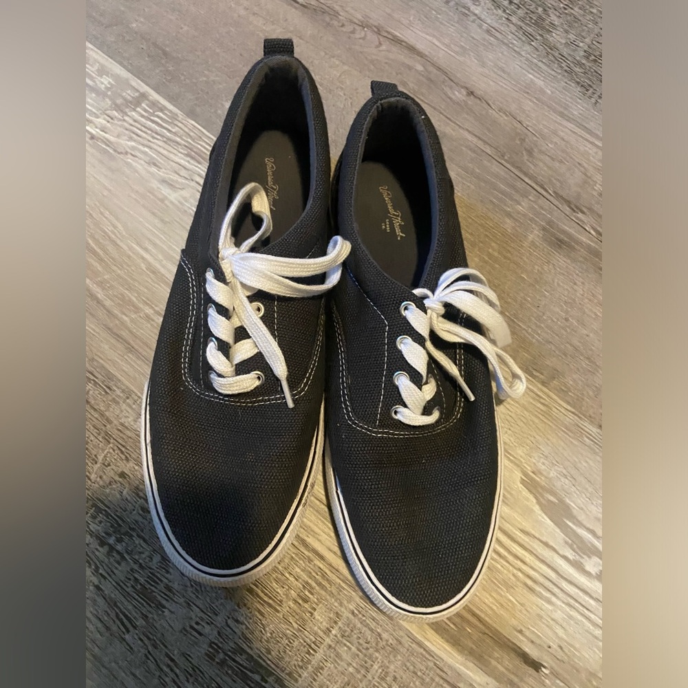 Black universal thread Sz 8 sneaker